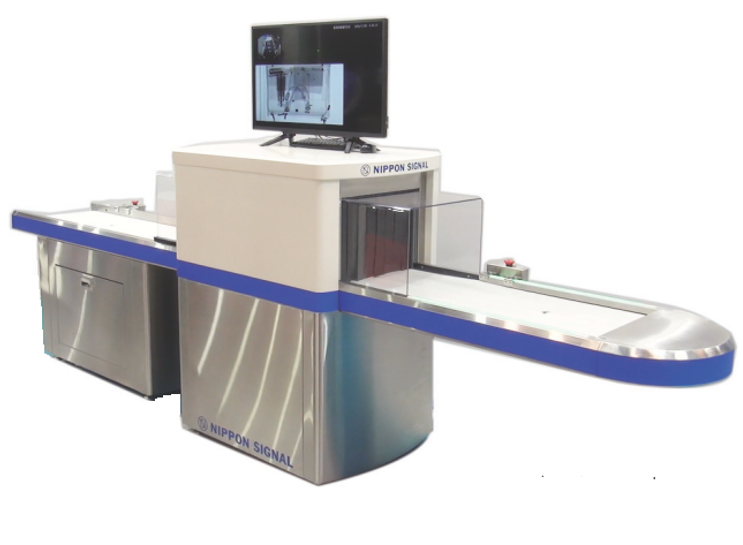 手荷物検査にあたる保安スタッフ