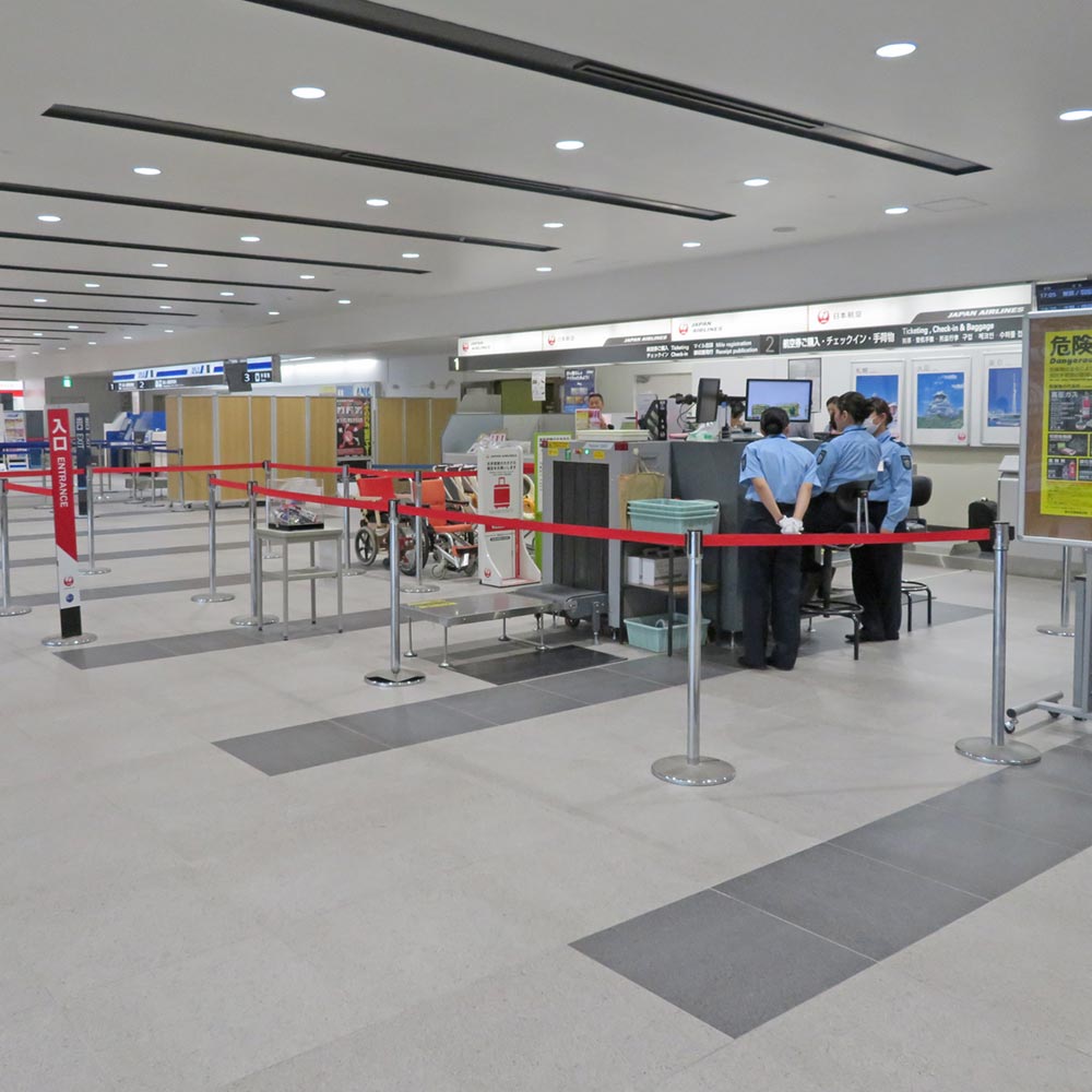 セキュリティチェックポイントでの業務風景